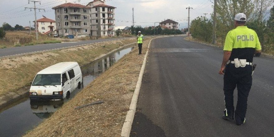 Minibüs su kanalına uçtu, sürücü olay yerinden kaçtı