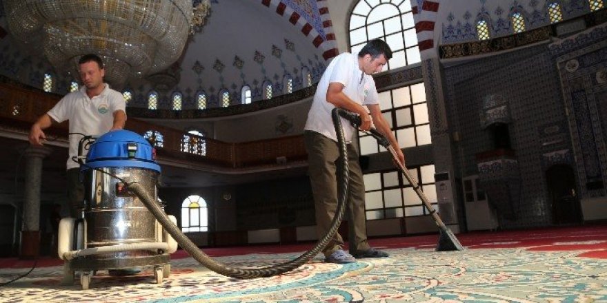 İlkadım’da camiler bayrama hazırlandı