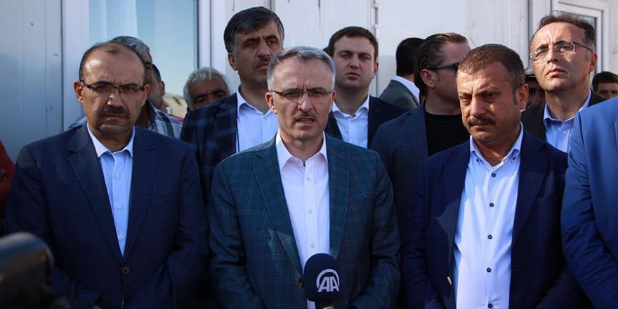 Maliye Bakanı Ağbal 10 evin yandığı köyü ziyaret etti