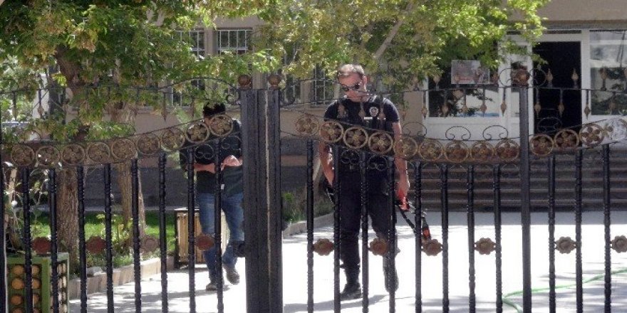 Basın açıklaması yapmak isteyen gruba polis izin vermedi