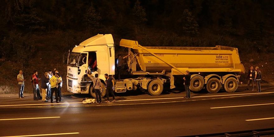 Çalıntı tır TEM otoyolunu kapattı