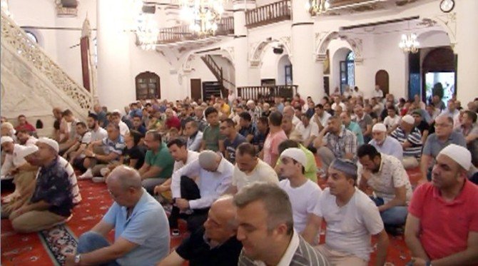 İzmir’de vatandaşlar bayram namazı için camilere akın etti