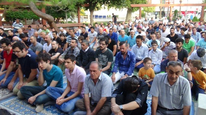 Denizli’de bayram namazı eda edildi
