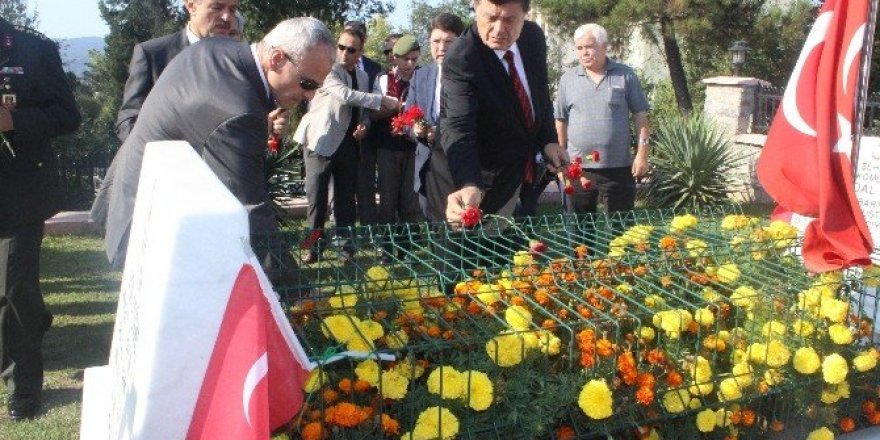 Bartın’da şehitlikler ziyaretçilerle doldu