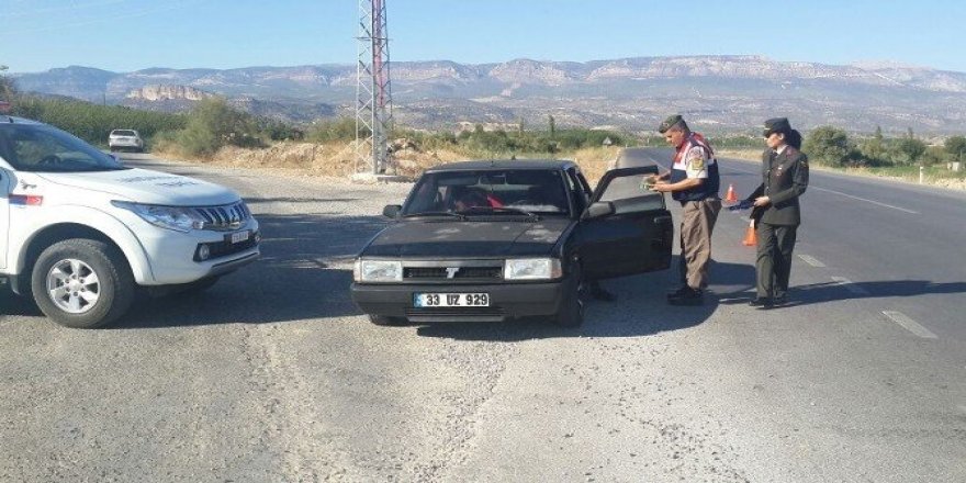 Jandarma ekipleri sürücülerin bayramını kutladı