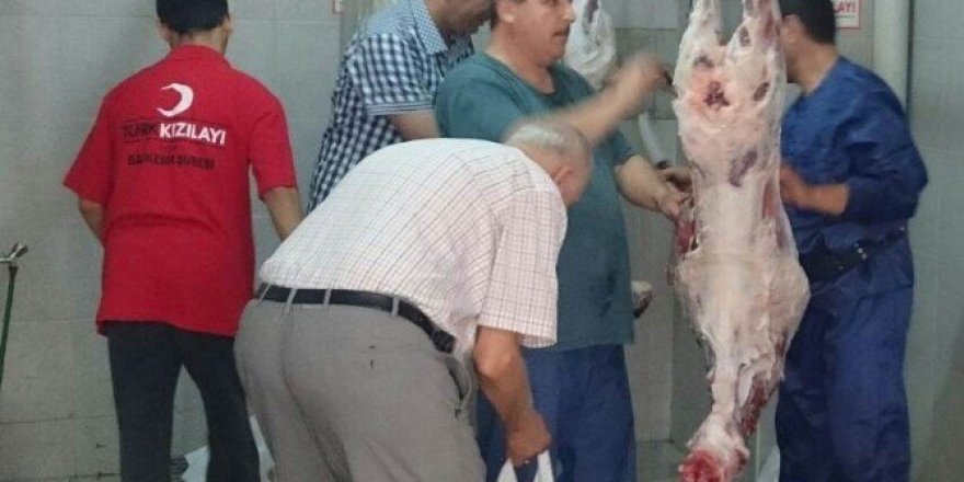 Türk Kızılayı Arnavutluk'ta kurban eti dağıttı