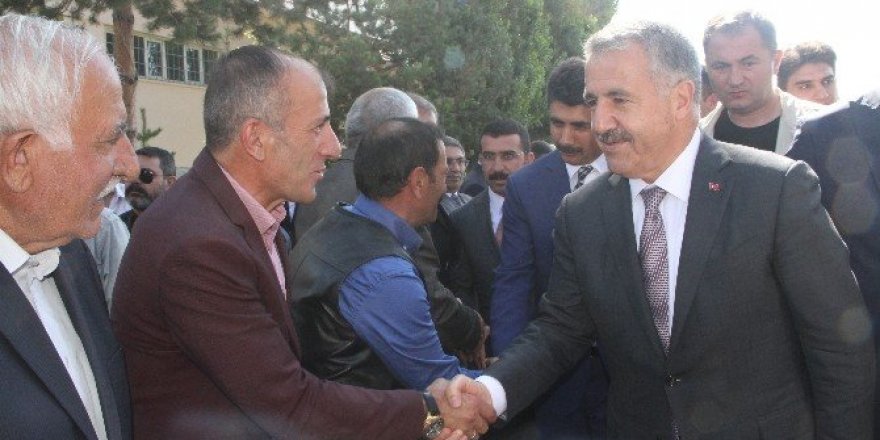 Ulaştırma Bakanı Arslan, Ardahan’da vatandaşlarla bayramlaştı