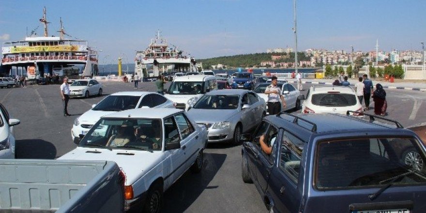 Çanakkale’de feribot iskelesinde bayram yoğunluğu