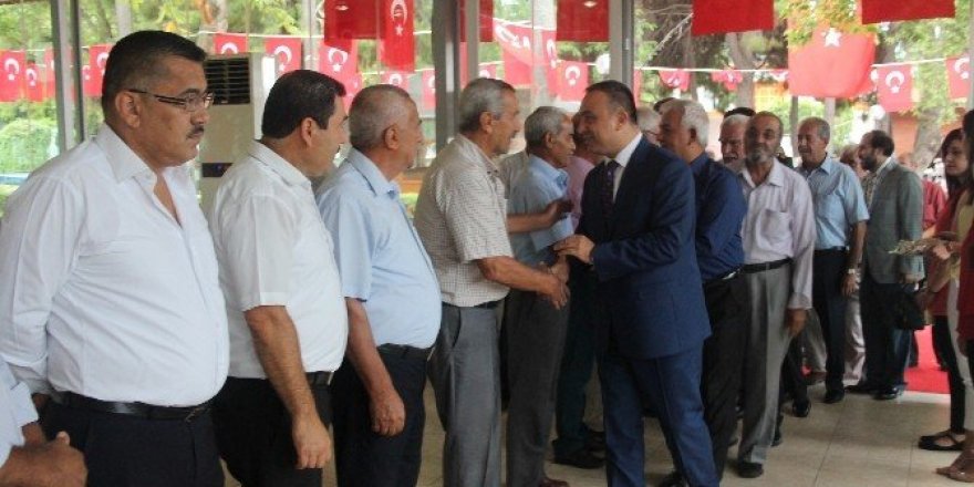 Dörtyol’da protokol vatandaşlarla bayramlaştı