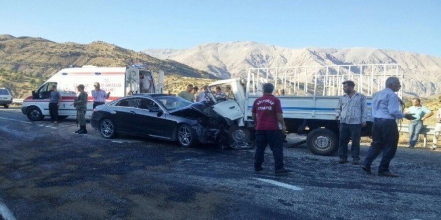 Otomobil ile kamyonet çarpıştı: 7 yaralı