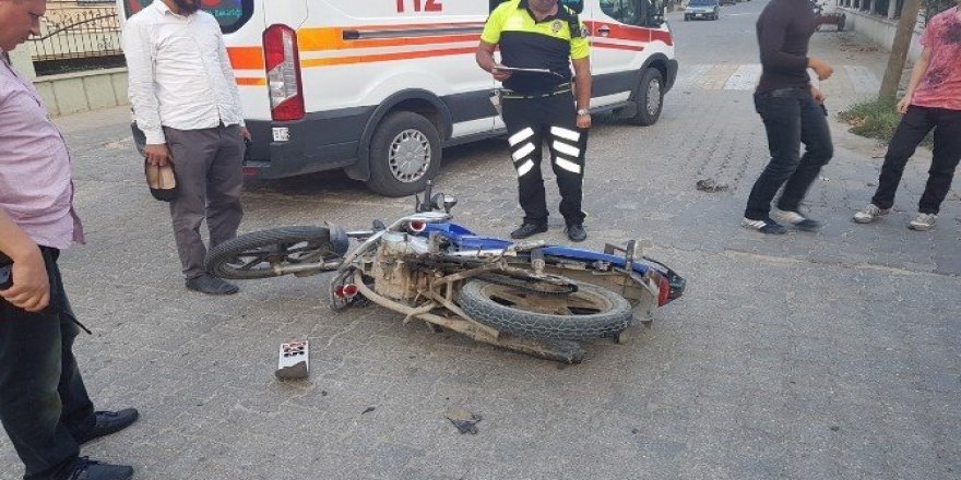 Otomobil motosiklete çarpıp kaçtı