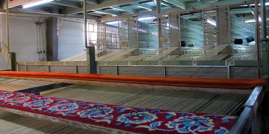 Tarihi camilerin halıları asırlık tecrübeyle dokunuyor