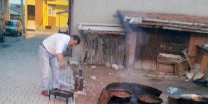 Sokakta kurban eti kavurma geleneği
