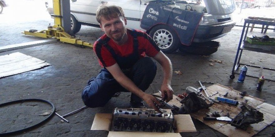 Herkes tatilde, onlar işinin başında