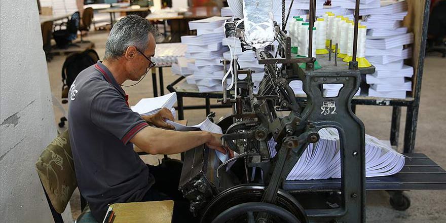 Mahkeme dosyası ve diplomaları hükümlüler basıyor