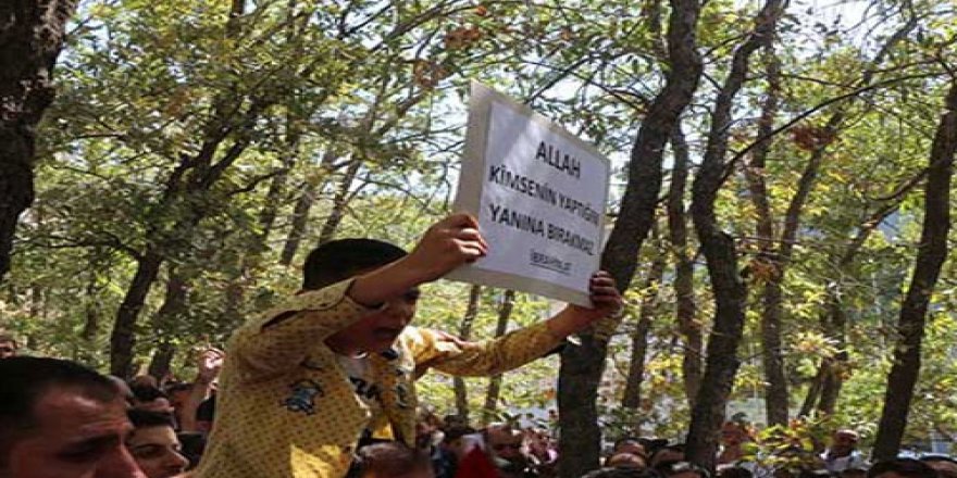 AK Partili Budak'ın oğlundan terör örgütü PKK'ya pankartlı mesaj