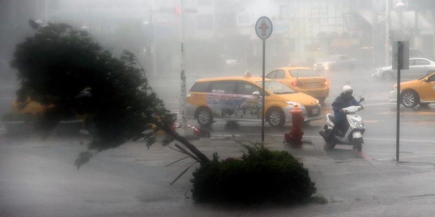 Tropikal fırtına Vietnam'da 5 can aldı