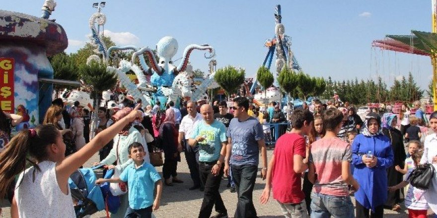 Çocuklar kurban bayramında topladıkları harçlıkları lunaparkta harcadı