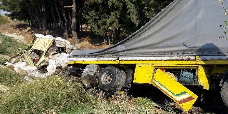 Tır, AVM bahçesine daldı: 1 ölü