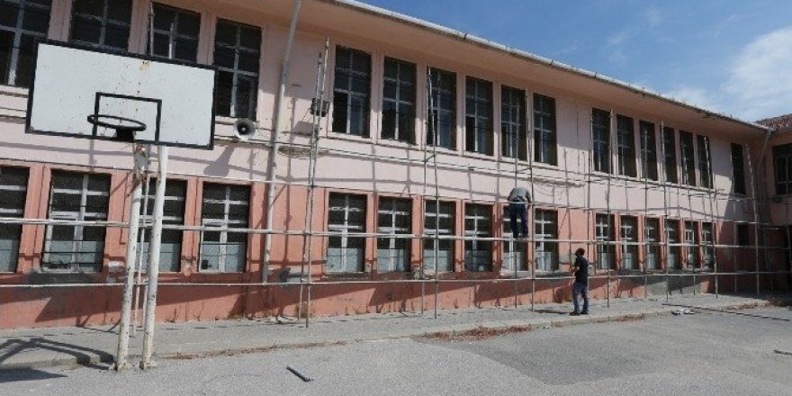 Belediye el verdi, okullar pırıl pırıl oldu