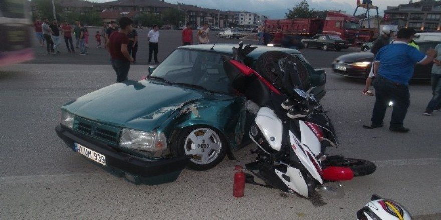 Gelin arabasının önünü kesmek isteyen otomobil kazaya neden oldu