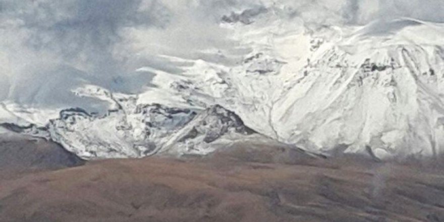 Süphan Dağı’na mevsimin ilk karı yağdı