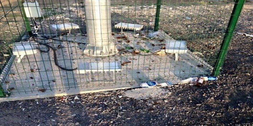 Türk Bayrağı asılı olan direğin dibine alkol şişesi kırdılar