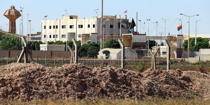 PYD 'karargahı'na asılan ABD bayraklarından 3'ü indirildi
