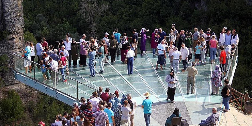 Türkiye'nin ilk cam seyir terasına ziyaretçi akını