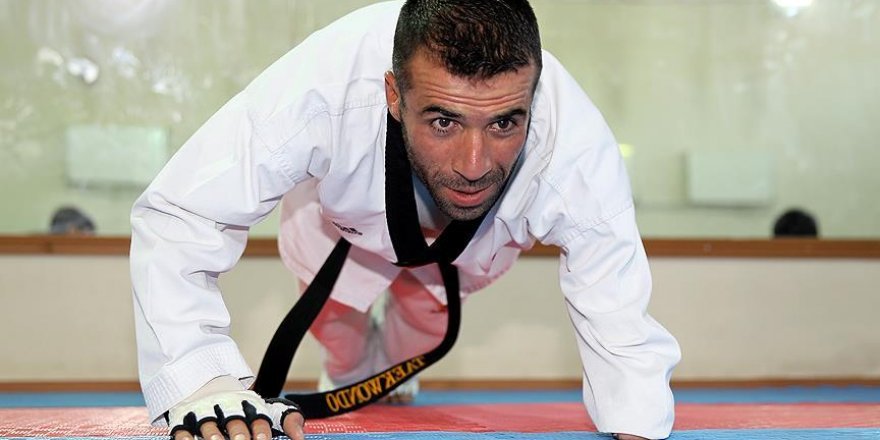Gündüz spor salonunda gece fırında ter döküyor