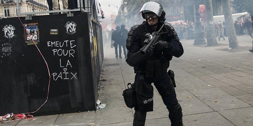 Fransa'da bir gösterici, polis şiddeti nedeniyle gözünü kaybetti