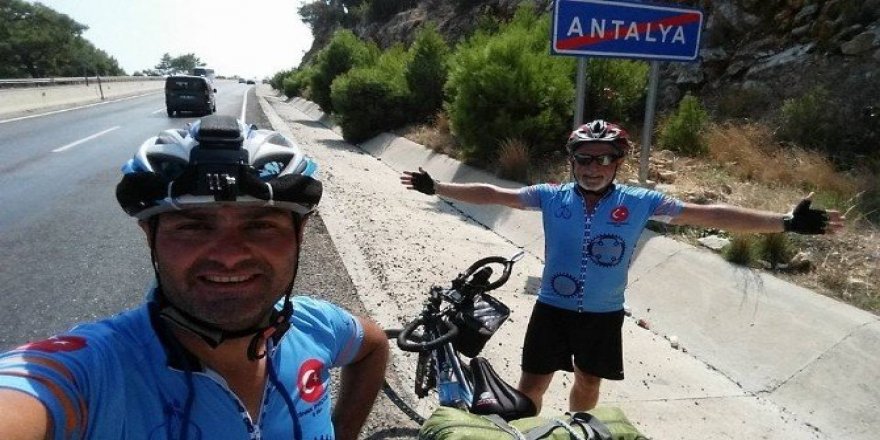 Bisiklet tutkunları Antalya’ya kadar pedal çevirdi