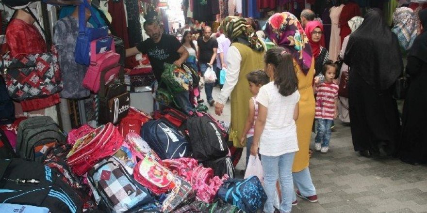 Trabzon’da çarşı pazarda okul hareketliliği