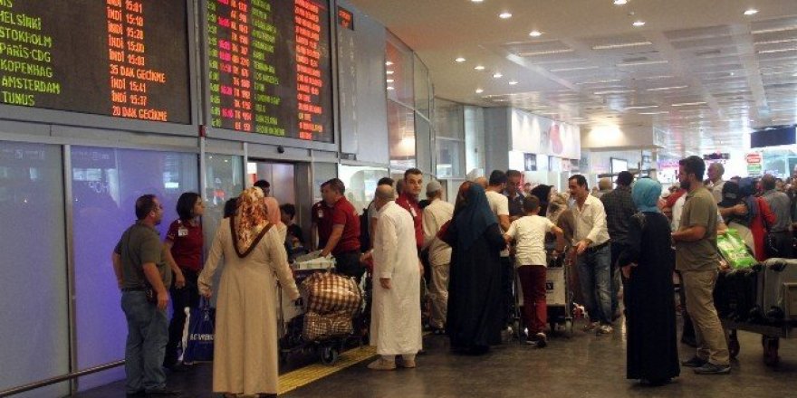 Kutsal topraklardan dönen hacılar sevinç gözyaşlarıyla karşılandı