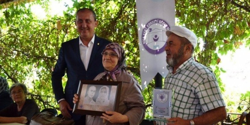 Yarım asır bir yastığa baş koyanlara ödül