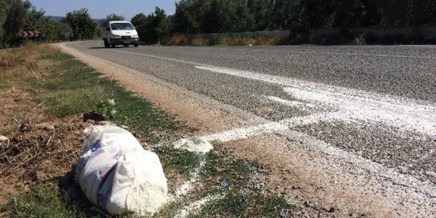 Un çuvalları yola döküldü