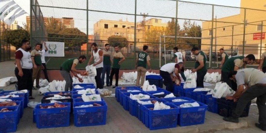 Şanlıurfa’da 3 bin 100 aileye kurban eti ve bayramlık elbise