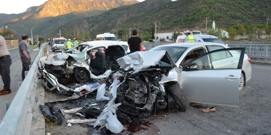 Karşı şeride geçen otomobil iki araca çarptı: 7 yaralı