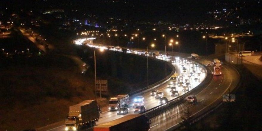 TEM’de İstanbul’a dönüş yoğunluğu sürüyor