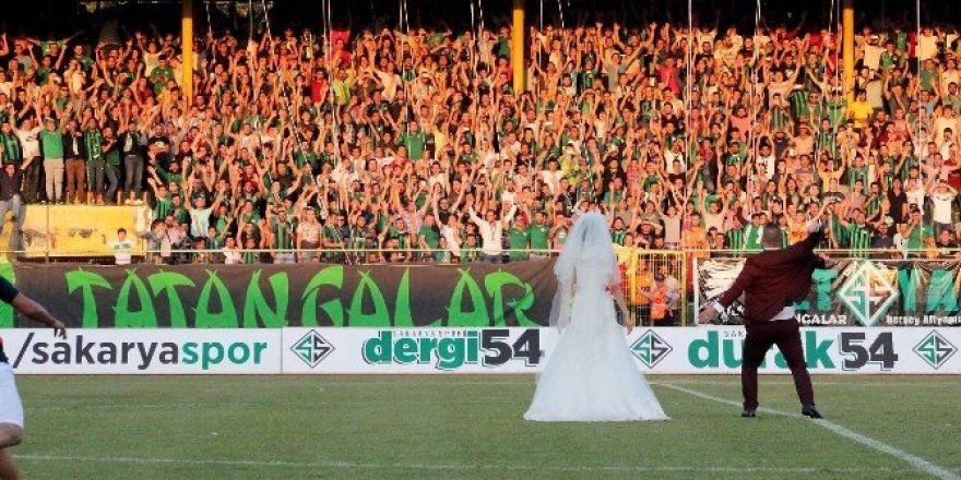 Gelinle damat maçtan önce üçlü çektirdi