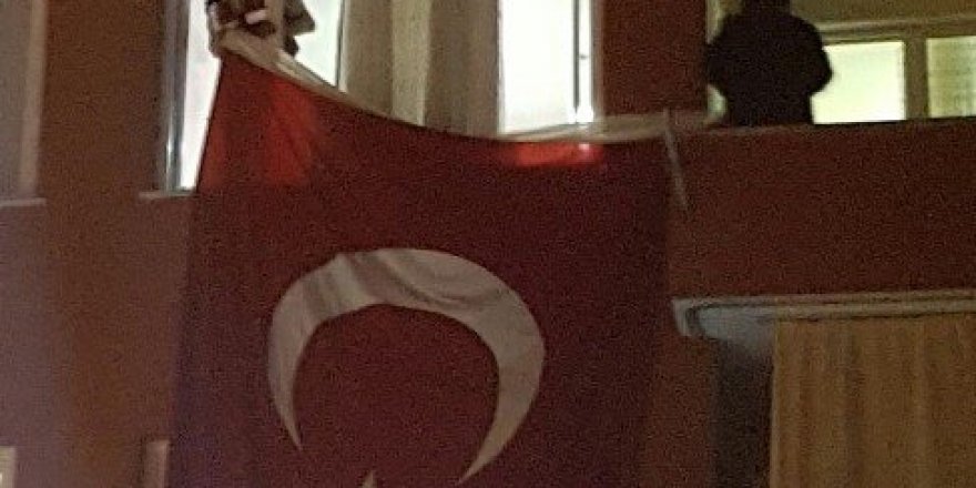 Zonguldak şehidine ağlıyor
