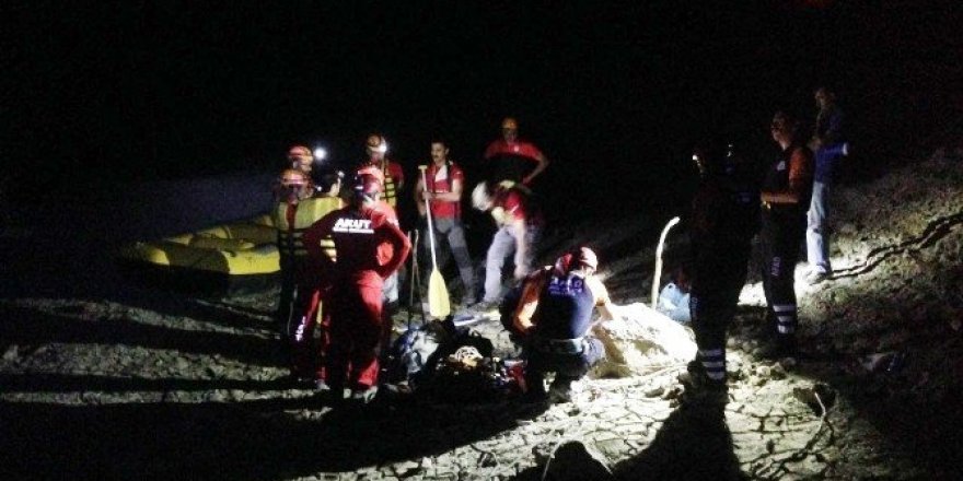 Bataklığa saplanan köpeğe dev kurtarma operasyonu