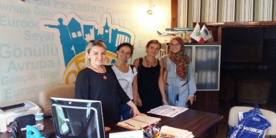 Genç-İz, gençlere yardım eli uzatıyor