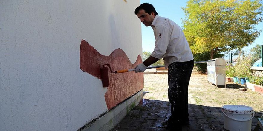 Takdir belgeli okulun müdürü tatilde işçi gibi çalıştı