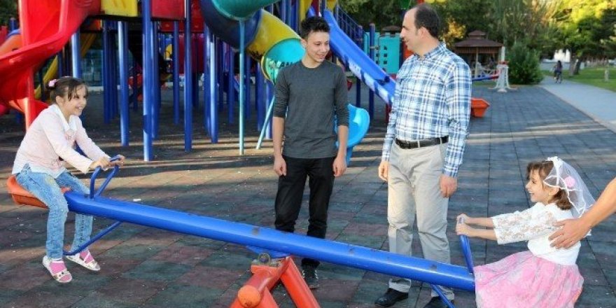 Başkan Altay, parklardaki vatandaşlar ve çocuklarla bir araya geldi