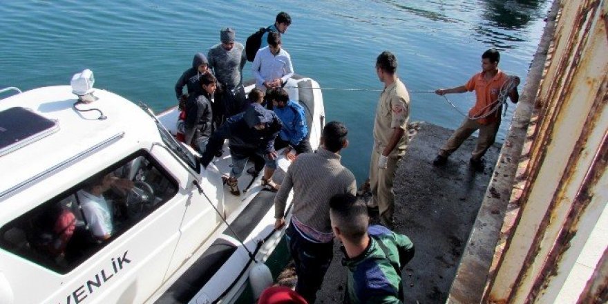 Çeşme’de 74 sığınmacı yakalandı