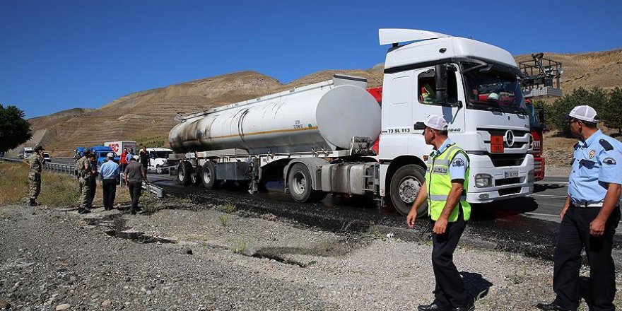 Tankerin alev alan lastiklerini trafik polisleri söndürdü