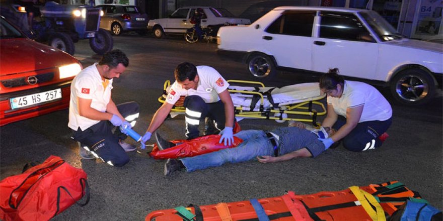 İstiklal Marşı çalınırken yol ortasında duran vatandaşa otomobil çarptı