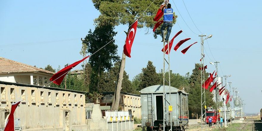 Suriye sınırı Türk bayraklarıyla donatıldı