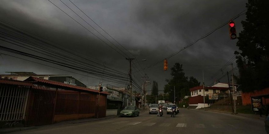 Turrialba yanardağı faaliyete geçti